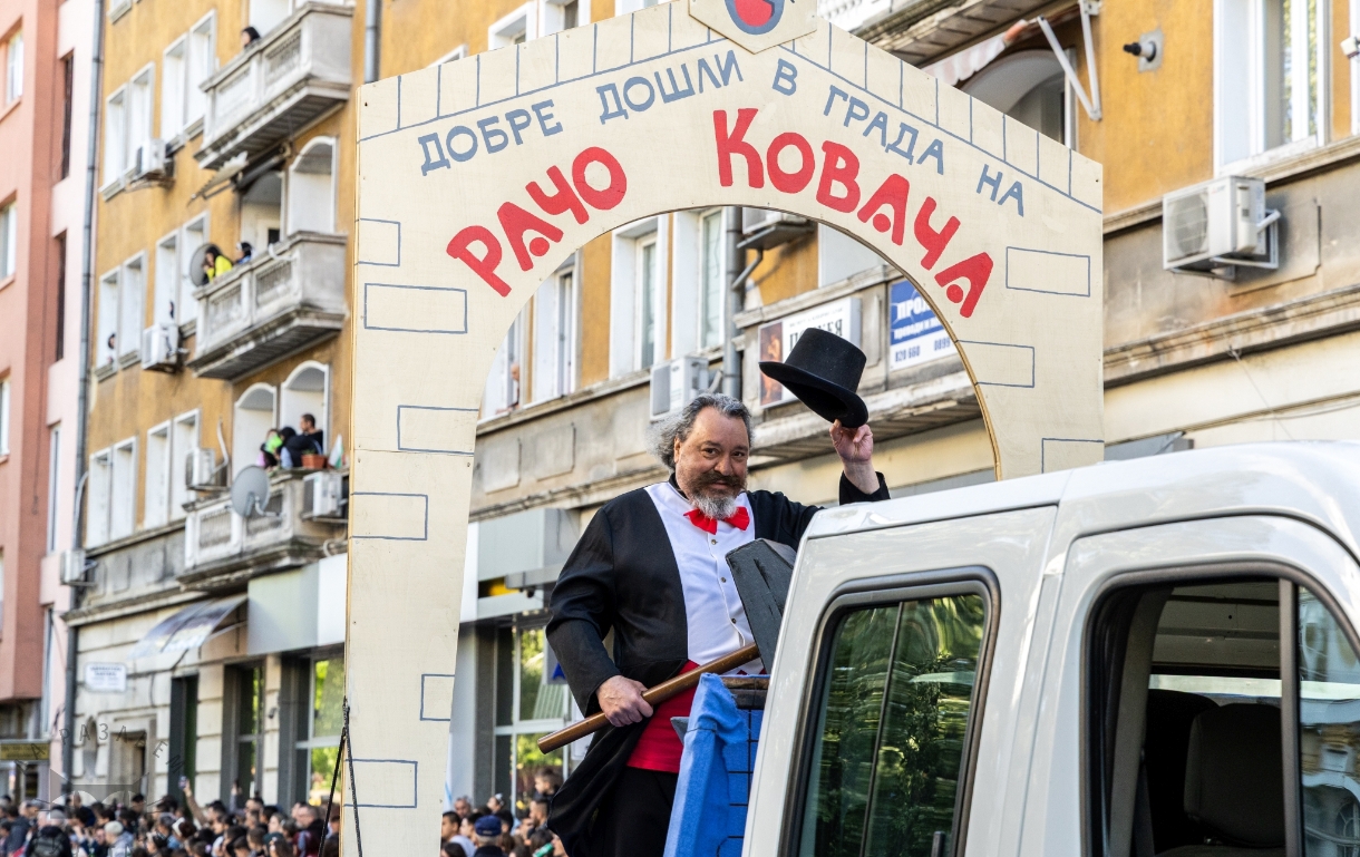 Карнавал Габрово отново впечатли хиляди гости с вихър от цветове, хумор и сатира