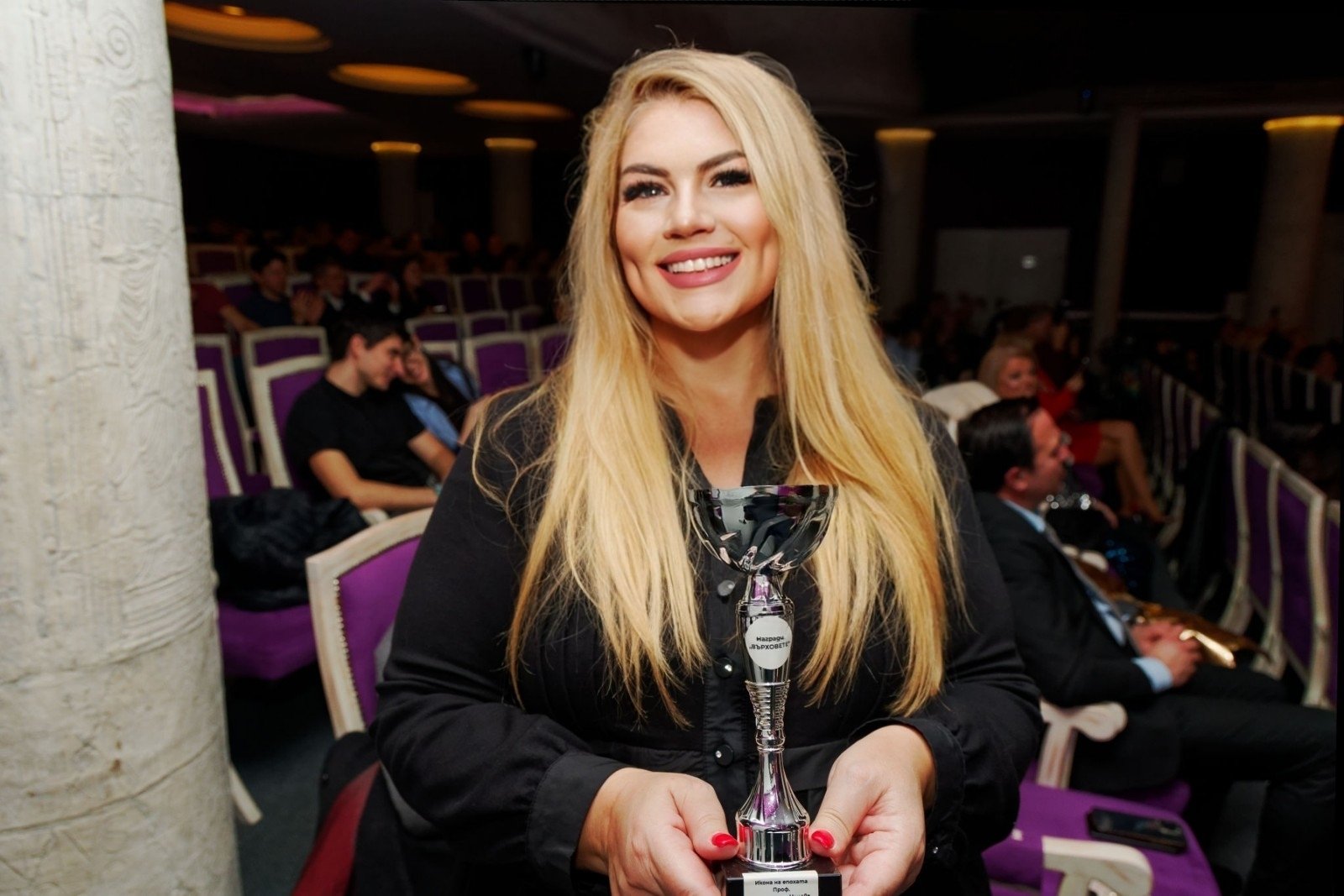 Проф. д-р Стояна Нацева с престижното отличие „Икона на епохата“