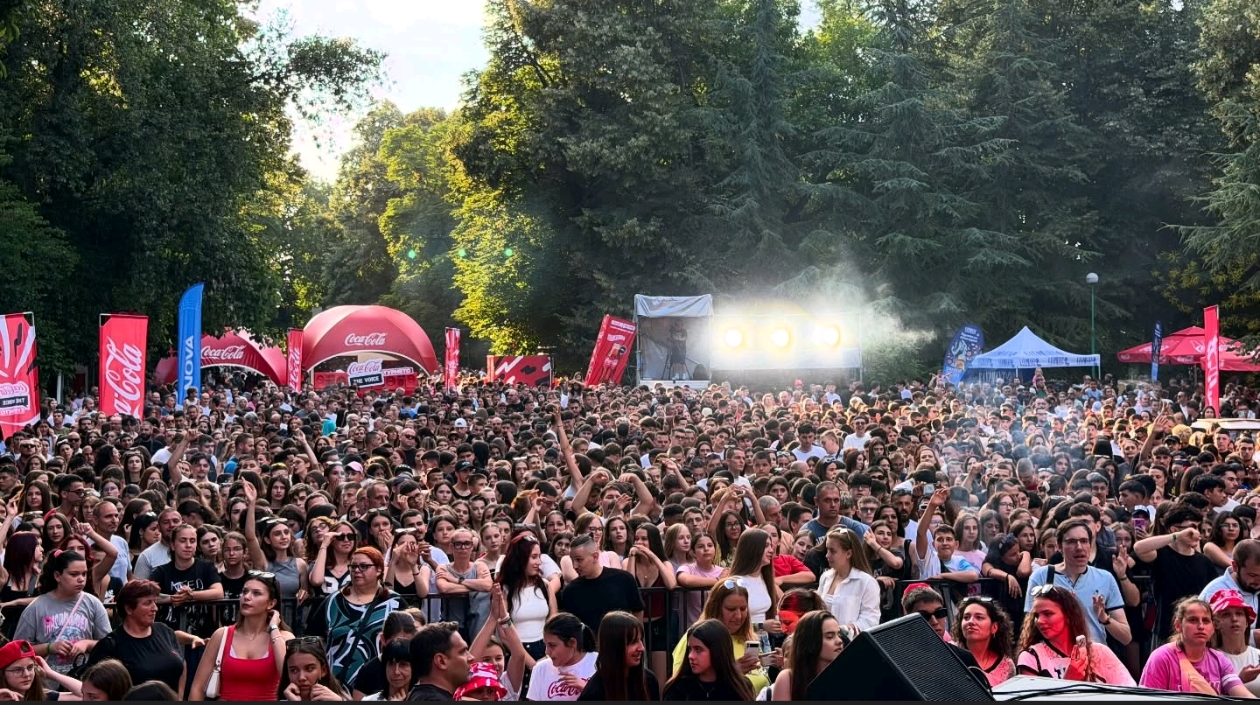 Хиляди фенове и топ артисти превърнаха Пазарджик в център на Coca-Cola The Voice Турнето 2026